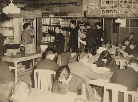 木造青森県立図書館閲覧室