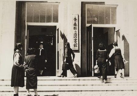 新町の青森県立図書館玄関