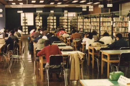青森県立図書館の勉強スペース